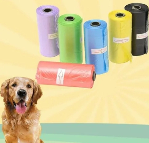 O cão do tombadilho do cão de Coreless desperdiça o saco de lixo que faz a máquina