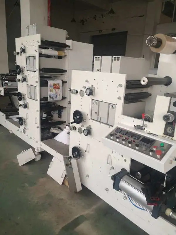 M&aacute;quina de impress&atilde;o flexogr&aacute;fica de etiquetas adesivas 1300 mm com certificado Ce 5 cores Rolo de papel 1