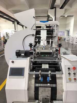 Máquina de selagem e corte de sacos Máquina de produção de sacos de papel Kraft que oferece consumo de energia de 5 a 10 KW para fabricação de sacos