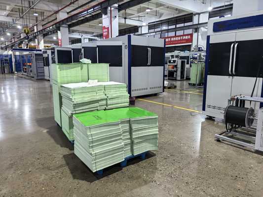 Fully automatically crease-free sheet feeding paper bag making machine