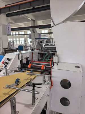 Máquina de vedação e corte de sacos Máquina de fabricação de sacos de papel Kraft com largura de saco de 420 a 600 mm e rolo de impressão cerâmica de 400 malhas
