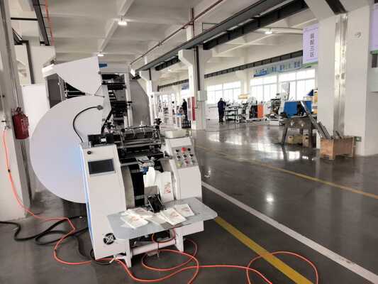 Impressora de papel flexível CMYK Máquina de fabricação de sacos de compras 50Hz 60Hz Fornecimento de energia Potência total 15 KW Adequado para embalagens de grande escala