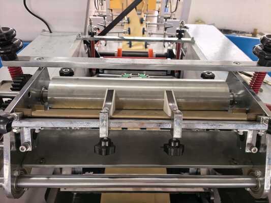 Impressora de papel flexível CMYK Máquina de fabricação de sacos de compras 50Hz 60Hz Fornecimento de energia Potência total 15 KW Adequado para embalagens de grande escala