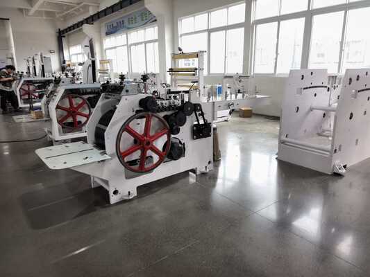 Impressora de papel flexível CMYK Máquina de fabricação de sacos de compras 50Hz 60Hz Fornecimento de energia Potência total 15 KW Adequado para embalagens de grande escala