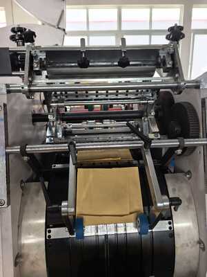 Impressora de papel flexível CMYK Máquina de fabricação de sacos de compras 50Hz 60Hz Fornecimento de energia Potência total 15 KW Adequado para embalagens de grande escala