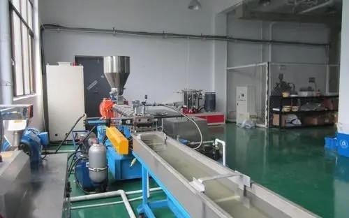Linha de produção plástica de corte quente plástico da extrusora do granulador do desperdício