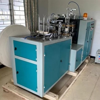 Copo de papel do café do gelado que faz a máquina